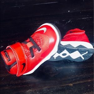 Nike Lebron James Zoom Soldier VIII (Kids US 5C)